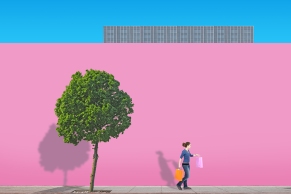 Frau vor einer Pinken Hauswand