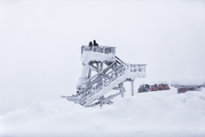 Verschneiter Aussichtsturm