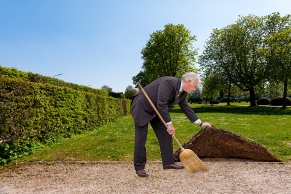 Etwas unter den Teppich kehren