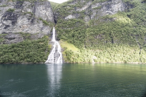 Wasserfall im Geirangerfjord klein A9245
