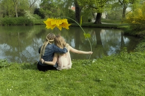 Celine und Svea unter einer Sonnenblume