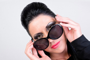 Junge-Frau-schaut-ueber-die-Sonnenbrille-hinweg_7481