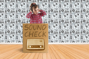 Kind-mit-Kopfhoerer-hoert-Radio-GaGa