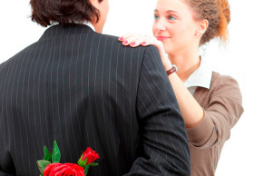 Mann-haelt-eine-Rose-hinter-dem-Ruecken