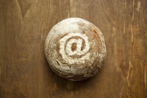 Brot mit einem AT-Zeichen