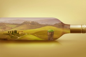 Weissweinflasche mit Toscanische Weinanbaugebiet