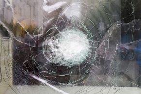 Zerschlagene Glasscheibe