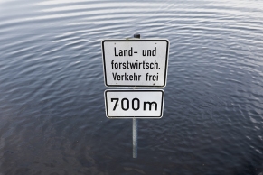 Hochwasser mit Verkehrsschilder